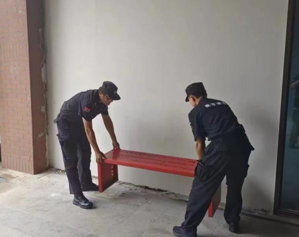 C:/Users/BA/Desktop/風(fēng)雨過(guò)后南京保安迅速行動(dòng)，恢復(fù)安“寧”面貌/6.jpg6