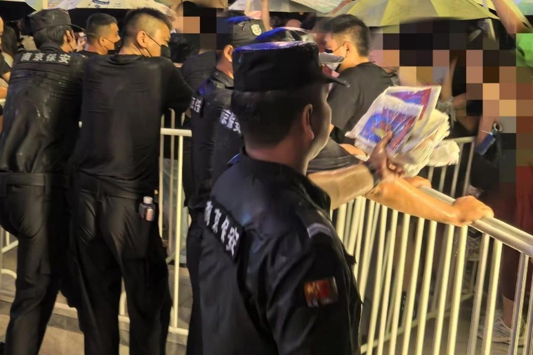 C:/Users/Administrator/Desktop/臺風“貝碧嘉”來襲，南京保安積極應對，“守”護萬家團圓！/11.jpg11