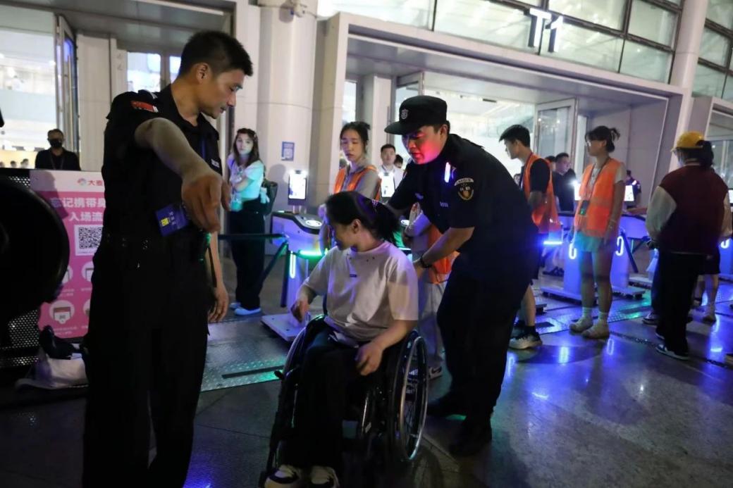 C:/Users/Administrator/Desktop/“安保鐵軍、硬核保障”2024系列報(bào)道四十二——南京市保安服務(wù)有限公司成功護(hù)航張碧晨「今兒個(gè)開心」十周年巡回演唱會(huì)南京站安保任務(wù)/5.jpg5