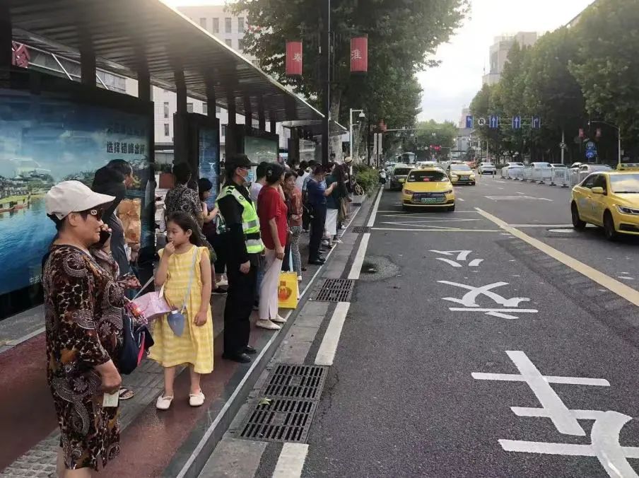 C:/Users/Administrator/Desktop/臺風“貝碧嘉”來襲，南京保安積極應對，“守”護萬家團圓！/2.jpg2