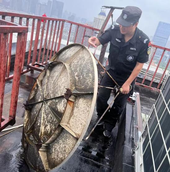 C:/Users/BA/Desktop/風(fēng)雨過(guò)后南京保安迅速行動(dòng)，恢復(fù)安“寧”面貌/11.jpg11