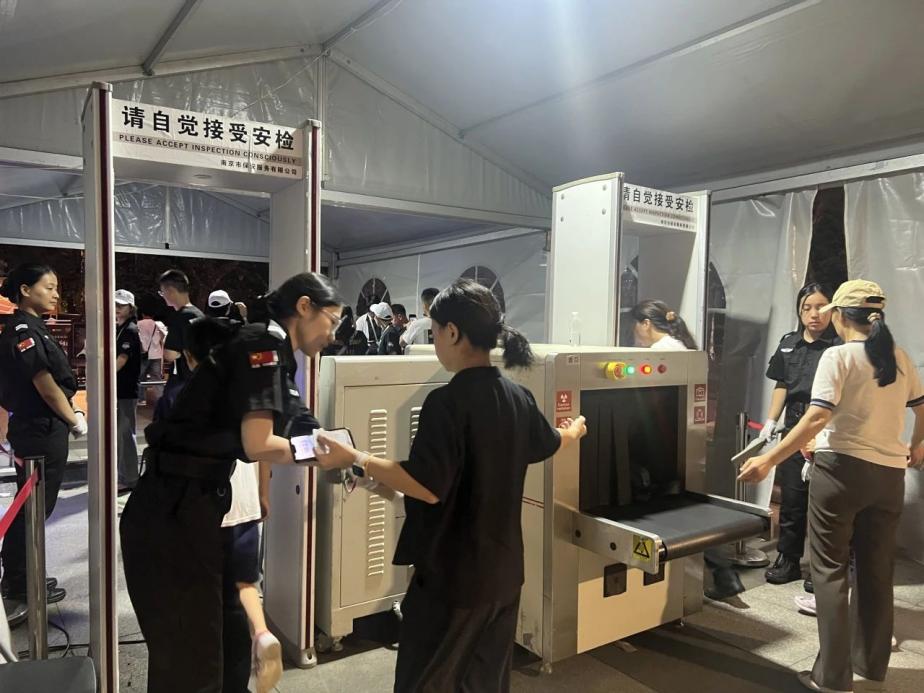 C:/Users/Administrator/Desktop/臺風“貝碧嘉”來襲，南京保安積極應對，“守”護萬家團圓！/9.jpg9