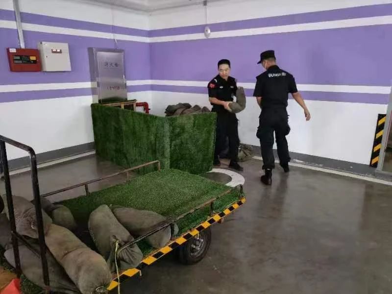 C:/Users/Administrator/Desktop/臺風“貝碧嘉”來襲，南京保安積極應對，“守”護萬家團圓！/5.jpg5